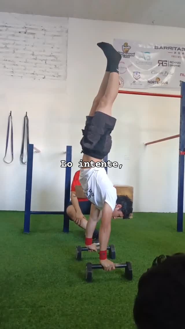 Atleta haciendo handstand en competencia